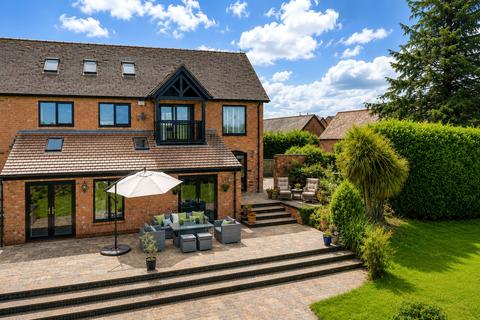 2 bed property, in Holt Heath, £795,000