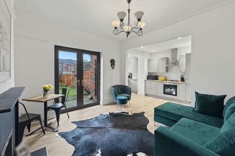 3 bed property, in Radcliffe New Road, £315,000