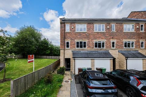 4 bed property, in Horsforde View, £335,000
