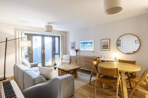 1 bed property, in Frys Lane, £285,000