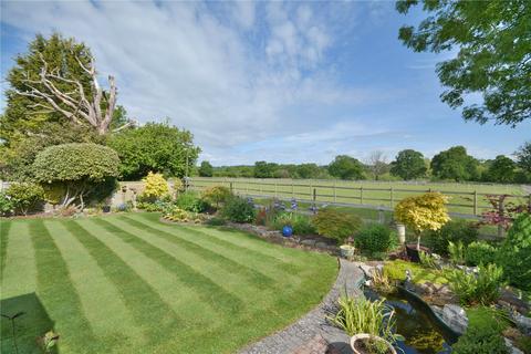 3 bed property, in Martlets, £625,000