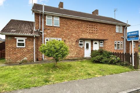 2 bed property, in Waverley Close, £160,000