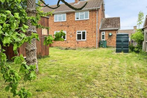 2 bed property, in Waverley Close, £160,000