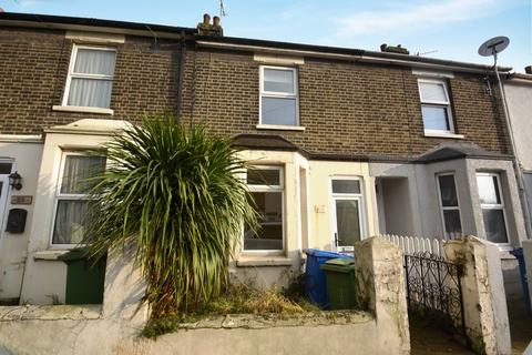 2 bed property, in Gordon Avenue, £180,000