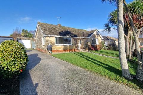 2 bed property, in Meadow Drive, £425,000