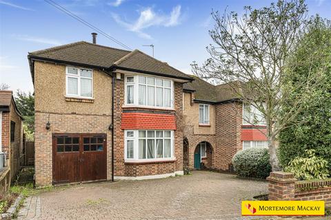 5 bed property, in South Lodge Drive, £925,000