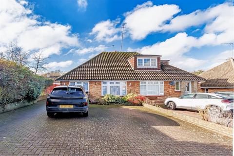 2 bed property, in Field Close, £539,995