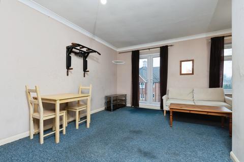 1 bed property, in Chaldon Road, £175,000