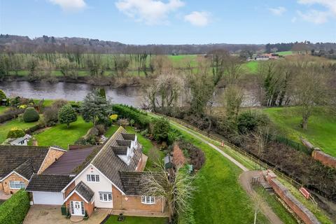 4 bed property, in Teesway, £575,000