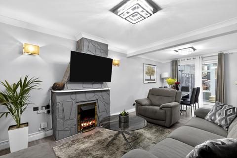 3 bed property, in Smith Close, £400,000