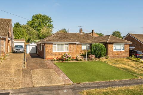 2 bed property, in Goring Field, £465,000
