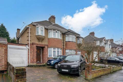3 bed property, in Worple Way, £665,000