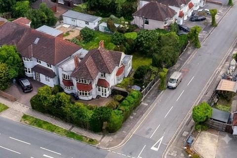 5 bed property, in Selvage Lane, £1,075,000