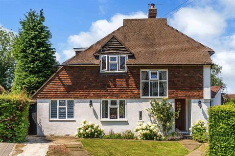 4 bed property, in Orchard Close, £825,000