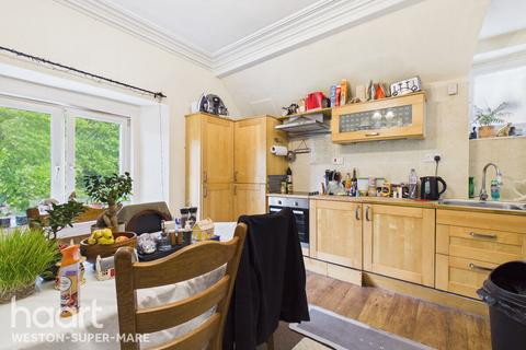 2 bed property, in Shrubbery Avenue, £160,000