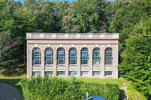 3 bed property, in 6 Copper Beeches, £600,000