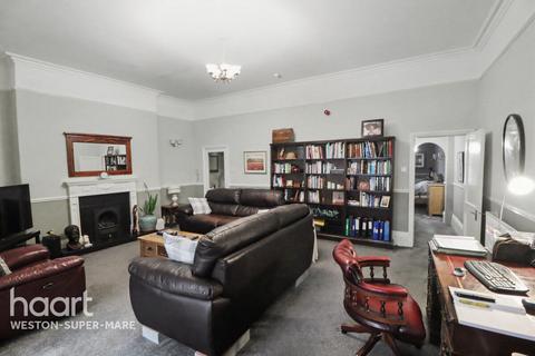 7 bed property, in Ellenborough Crescent, £600,000