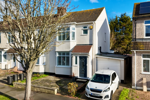 3 bed property, in Geoffrey Avenue, £525,000