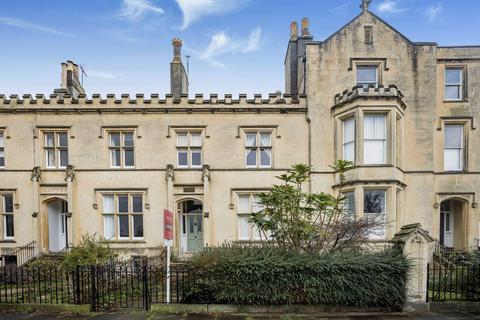 2 bed property, in Wellington Square, £300,000