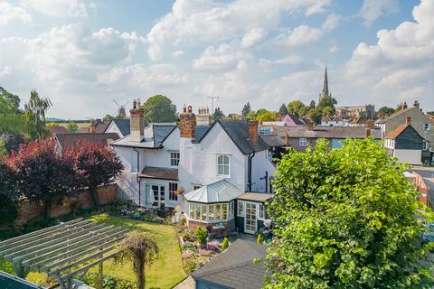7 bed property, in Mill End, £875,000