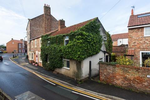3 bed property, in Long Street, £195,000