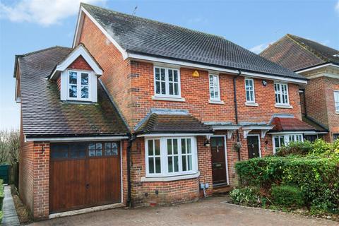 4 bed property, in The Lawns, £900,000