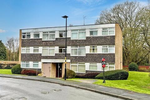 2 bed property, in Trident Close, £140,000