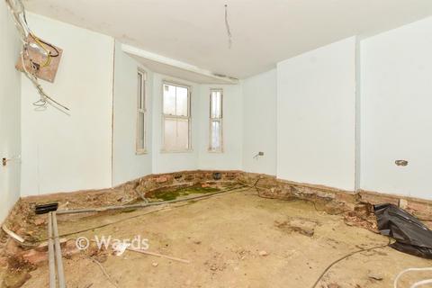 4 bed property, in Broomfield Road, £235,000