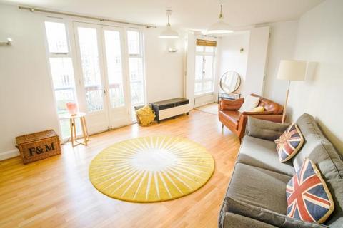2 bed property, in Park Central Building, £400,000