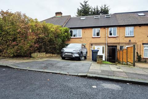 6 bed property, in Fairmead Crescent HA8, £825,000