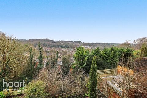 5 bed property, in Hillcrest Road, £600,000