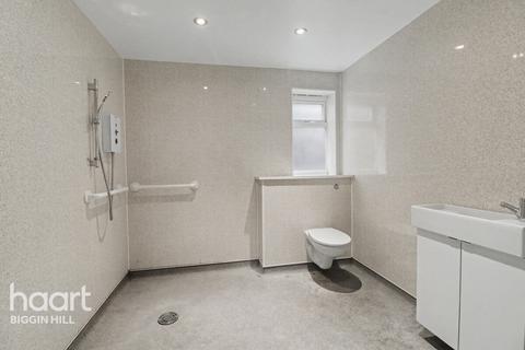 5 bed property, in Hillcrest Road, £550,000