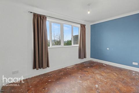 5 bed property, in Hillcrest Road, £600,000