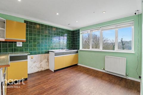 5 bed property, in Hillcrest Road, £600,000