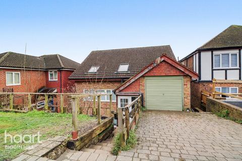 5 bed property, in Hillcrest Road, £600,000