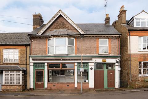 4 bed property, in Gravel Path, £695,000