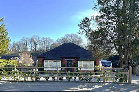 5 bed property, in Whitegates, £625,000