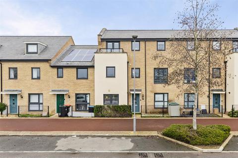 4 bed property, in Longhorn Drive, £450,000