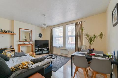 1 bed property, in Mitcham Road, £235,000
