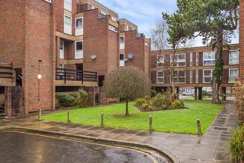 2 bed property, in Longlands Road, £240,000