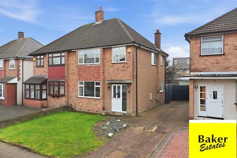 3 bed property, in Freshwell Avenue, £490,000