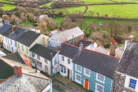 4 bed property, in The Square, £345,000