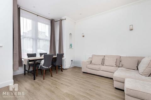 2 bed property, in Westby Road, £200,000