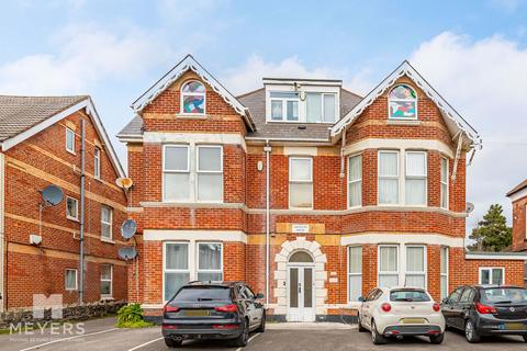 2 bed property, in Westby Road, £200,000