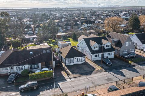 2 bed property, in Clifton Avenue, £425,000