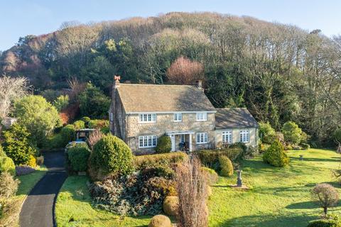 4 bed property, in Undercliff Drive, £695,000