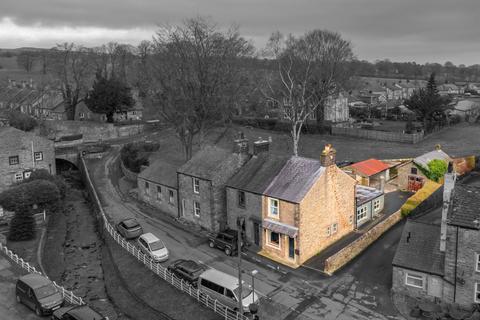 2 bed property, in Branch Road, £350,000