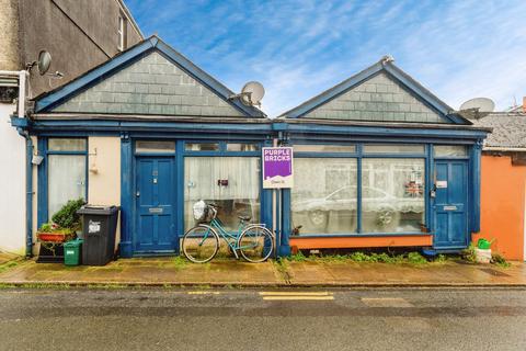 2 bed property, in Commercial Street, £110,000