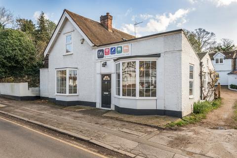 3 bed property, in Portsmouth Road, £795,000