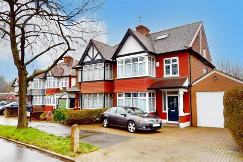 4 bed property, in Castleton Avenue, £825,000